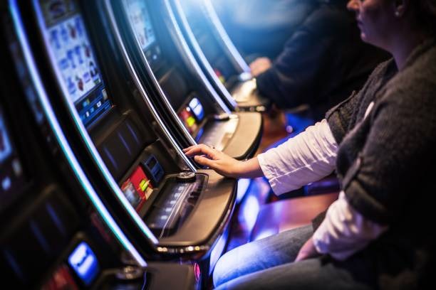 Live blackjack dealer at Sydney Pools table on pagoda168 streaming to mobile